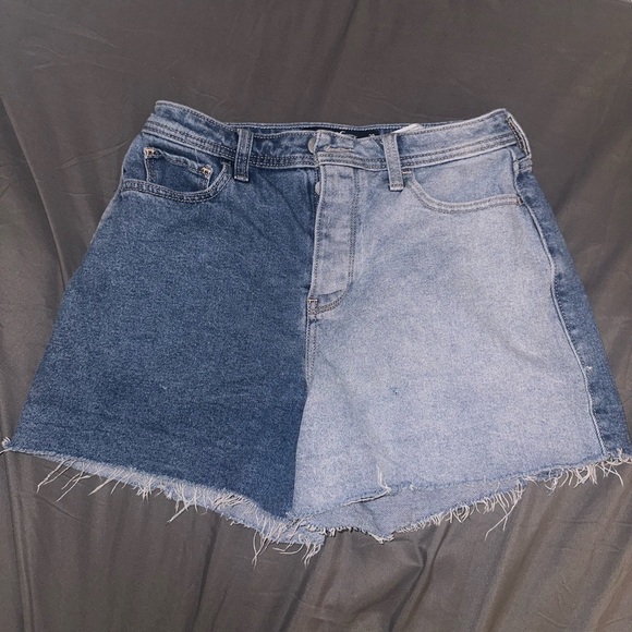 Hollister Ultra High-Rise Mom Denim Shorts - Picture 3 of 4